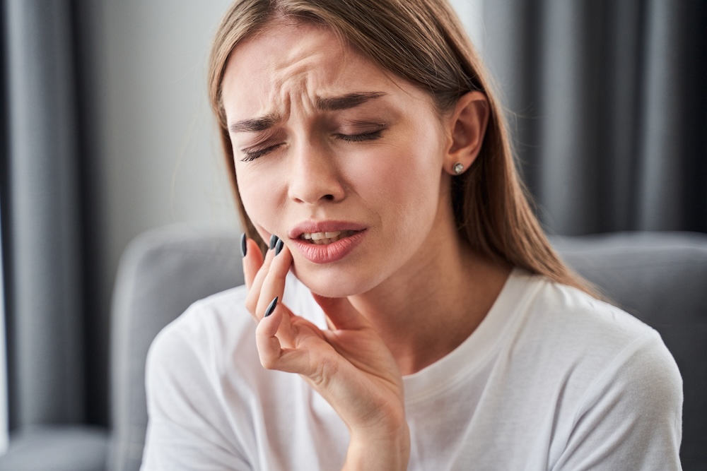 A woman has a toothache and plans to visit our dental clinic in Sorrento, BC